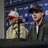 Nikolaj Ehlers (gauche) et Josh Morrissey (droite) s'adressent aux médias durant le bilan de fin de saison des Jets, au Centre Canada Life de Winnipeg. 