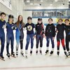 De jeunes patineurs de vitesse sur la glace.
