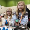 Deux jeunes filles qui tiennent des savons colorés dans leurs mains. 