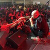 L'artiste Charles Robert sur scène à Saskatoon dans le cadre du festival jeunesse Francofièvre 2023.