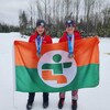 Deux jeunes athlètes prennent la pose, deux médailles d'or au cou chacun, en montrant le drapeau de l'Abitibi-Témiscamingue.