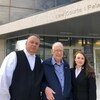 Jim Garwood et ses avocats, Jamie Kagan et Alyssa Mariani, à l'extérieur du Palais de justice de Winnipeg, le 3 octobre 2022. 