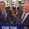Jim Watson et Doug Ford, tout sourire, lors d'une annonce de financement provincial.
