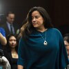 Jody Wilson-Raybould marche, alors qu'on voit une caméra tournée vers elle à l'arrière.