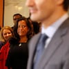 Jody Wilson-Raybould regarde Justin Trudeau.