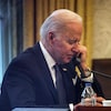 Joe Biden parle au téléphone, dans le bureau ovale.