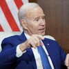 Joe Biden, parle, assis sur un fauteuil.