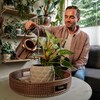 Joel Waldner arrose des plantes dans son salon à Calgary le 14 septembre 2022.