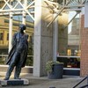 Une statue de John A. MacDonald devant l'entrée de l'hôtel de ville