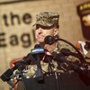 Le brigadier général John Lubas lors d'une conférence de presse.