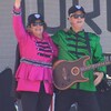 Jojo & Brio, en costumes colorés, saluent le public après leur concert.