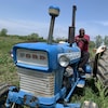 Jonathan Busiku, agriculteur de MacGregor est au volant de son seul tracteur.
