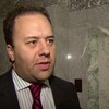 Jonathan Prentice dans le couloir de l'Assemblée législative.