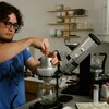 Jonathan Gagné est en train de préparer un café dans sa cuisine.