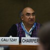Image de José Francisco Calí Tzay siégeant à l'ONU. Il est entré en poste à la mi-mars à titre de Rapporteur spécial des Nations Unies sur les droits des peuples autochtones. Il est originaire du Guatemala.