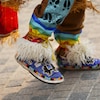 Le danseur traditionnel Odeshkun Thusky se produit lors d’une cérémonie commémorative où le drapeau des survivants est hissé sur la Colline du Parlement, à Ottawa, le mercredi 21 juin 2023. 