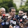 Juan Guaido s'adresse aux journalistes.