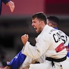 Un judoka crie de joie après avoir gagné un combat.