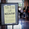 Une affiche en langues française et autochtone.