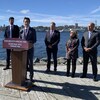 Justin Trudeau devant le port d'Halifax.