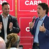 Justin Trudeau et Ben Carr sont devant un public.