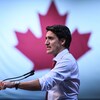 Justin Trudeau devant un drapeau du Canada.