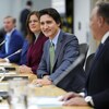 Justin Trudeau entouré des chefs provinciaux.
