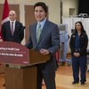 Le premier ministre Justin Trudeau, en compagnie du ministre de la Santé Jean-Yves Duclos, lors de la conférence de presse portant sur l'annonce de l'augmentation des transferts en santé du fédéral, le 7 février 2023. Les deux politiciens en point de presse avec des travailleuses de la santé.