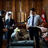 Le premier ministre Justin Trudeau qui lit un script, dans son bureau, avec des techniciens de son équipés d'une perche de microphone, et le créateur de <em>Corner Gas</em>, Brent Butt (à droite).