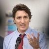 Justin Trudeau répond à une question pendant une mêlée de presse.