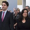 Justin Trudeau et Jody Wilson-Raybould se tiennent côte à côte, mais regardent dans des directions opposées.