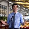 Justin Trudeau en point de presse dans un marché public de Saint-Hyacinthe.