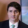 Justin Trudeau dira dans ses publicités que son plan oblige les pollueurs à payer et rend l'argent aux gens. 