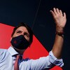 Portrait de Justin Trudeau dui salue de la main.