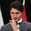 Justin Trudeau, la main posée sur le menton, en conférence de presse.