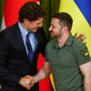 Justin Trudeau et Volodymyr Zelensky se serrent la main en souriant lors d'une conférence de presse.