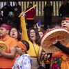 Des femmes autochtones chantent et jouent du tambour à Kamloops. 