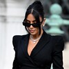 Kim Kardashian marche les yeux baissés. 