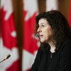 La vérificatrice générale du Canada, Karen Hogan, en conférence de presse. 