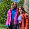 Kathleen Laurin-Mc Carthy  et Maude Boutin St-Pierre prennent la pose devant un arbre.