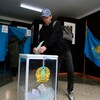 Le Kazakhstan a organisé des élections anticipées alors que le dirigeant de ce pays d'Asie centrale met en œuvre des réformes politiques qui, selon les critiques, visent à consolider le pouvoir un an après des manifestations meurtrières.
