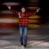 Le patineur albertain salue les spectateurs à la fin de sa prestation sur la glace. 