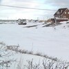 Une maison brune dans un paysage hivernal.