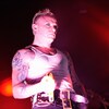 Keith Flint sur scène avec son look punk. 