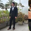 Deux images de Kelvin Redvers à Cannes pendant qu'il porte des mocassins.