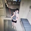 Image CCTV d'une femme enlevant son bébé. 