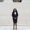 Ketanji Brown Jackson debout devant la Cour suprême. 