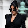 Kim Kardashian quitte la Cour d'assises de Paris après avoir témoigné.