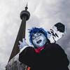 Stephane Quammie dans son déguisement de Kisame au Toronto Comicon.devant la Tour CN.
