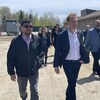Régis Penosway, chef de Kitcisakik, fait ici visiter le village au ministre Marc Miller.